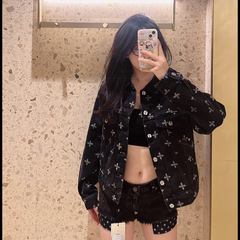 黒い花のデニムのコートの女性の中で長いタイプの春と秋の新型の小さい背の重工のプリントの工装のジャケットの上着