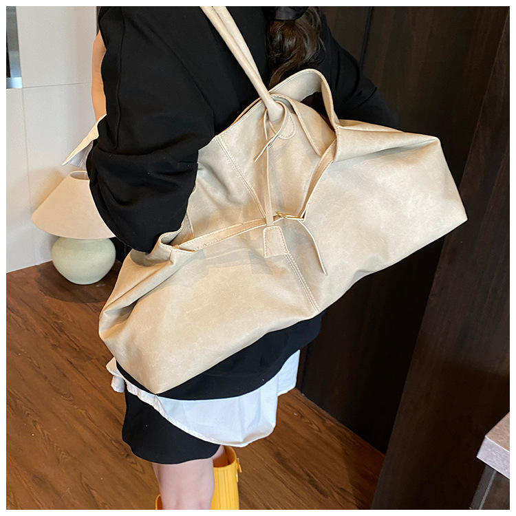 The laid-back style large-capacity underarm tote bag for women in 2025, with a lock, is fashionable and versatile. It's a trendy single-shoulder bag for commuting undefined