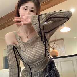 小众别致设计感露肩长袖针织衫女秋季不规则斜肩修身显瘦辣妹上衣