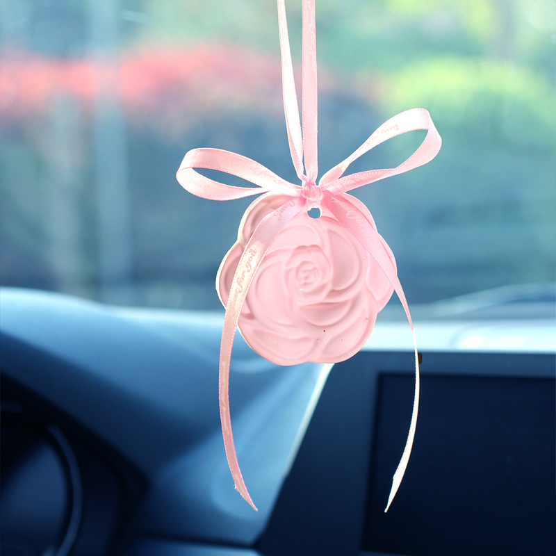 Camellia colgante de automóvil perfumado para automóvil espejo retrovisor colgante tira magnética goteo perfume decoración interior del automóvil