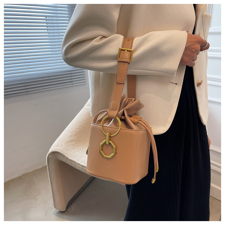 Women's Small All Seasons Pu Leather Solid Color Streetwear Bucket String Shoulder Bag Handbag Bucket Bag display picture 1