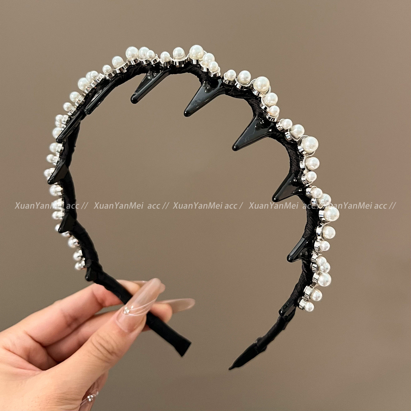 Silver large and small pearl waves
