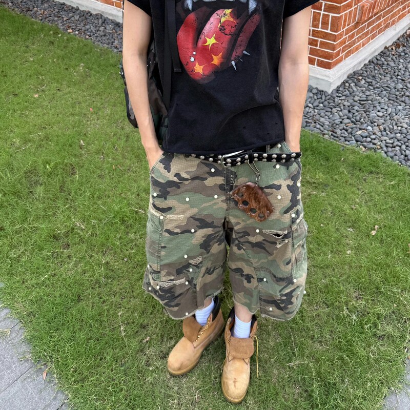American high street style washed ripped pearl camouflage workwear denim cropped pants for men and women, trendy loose wide-leg shorts