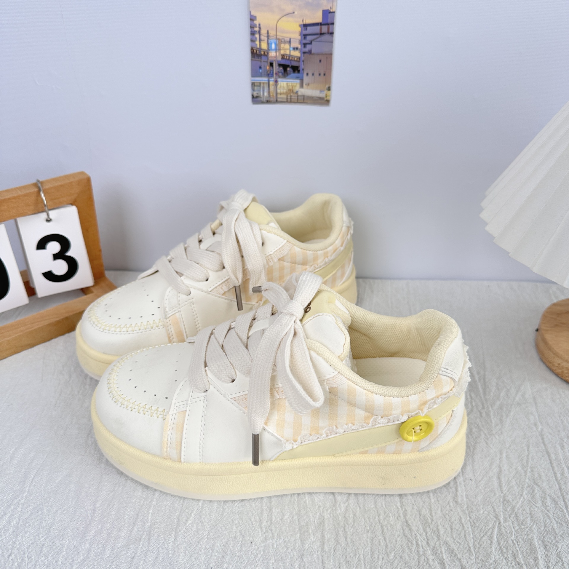 Yuanbo primavera y verano suela gruesa zapatos blancos para mujer 2025 nuevas zapatillas de deporte de dopamina zapatos de pan de nicho de todo fósforo