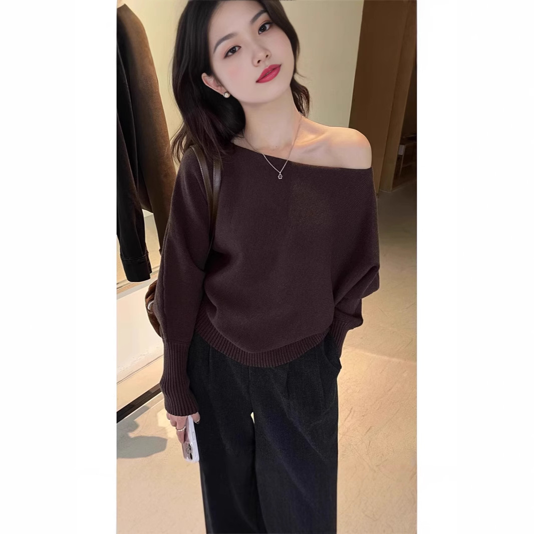 カーキ色の心機純欲風一字肩露肩ニット女性秋の高級感怠惰なセーターの中に上着を着る