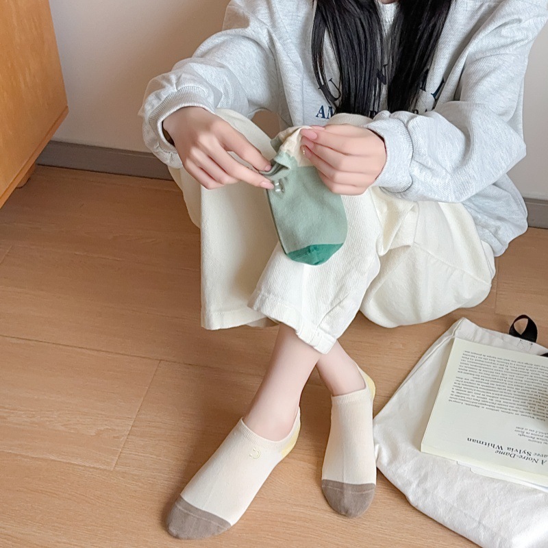 25春夏の色合わせの骨のない船の靴下はシンプルで清新な笑顔の刺繍の浅い口の靴下のドーパミンと見えない靴下を防ぎます。