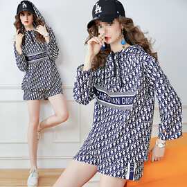 实拍-时尚早秋宽松连帽冲锋衣+短裤印花套装