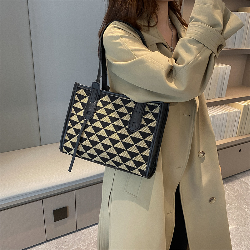 Women's Large Spring&summer Pu Leather Geometric Fashion Bucket Zipper Tote Bag display picture 1