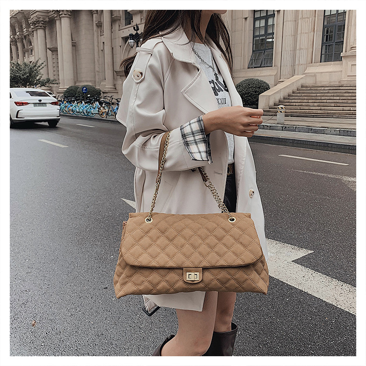 The new diamond-shaped chain bag for women is a trendy and fashionable matte single-shoulder armpit bag for commuting. The large-capacity crossbody bag is a cross-border trend undefined