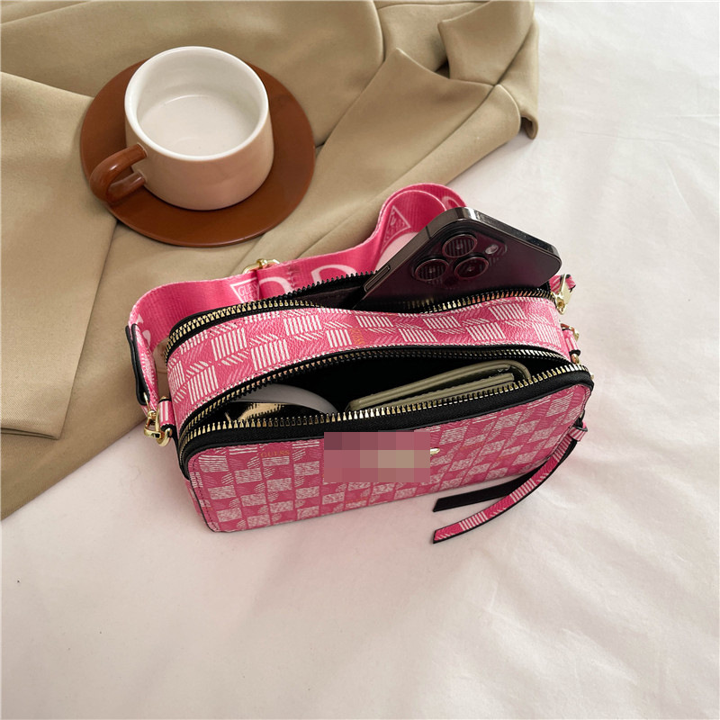 Bolsos transfronterizos para mujer nuevo estilo europeo y americano de alta gama moda pequeño bolso cuadrado 2024 estampado cinturón de hombro ancho bolso de cámara de mensajero para mujer