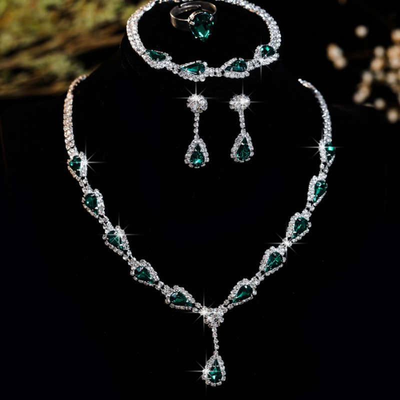 Bruidssieraden set met strass ketting en oorbellen elegant_voghion.com