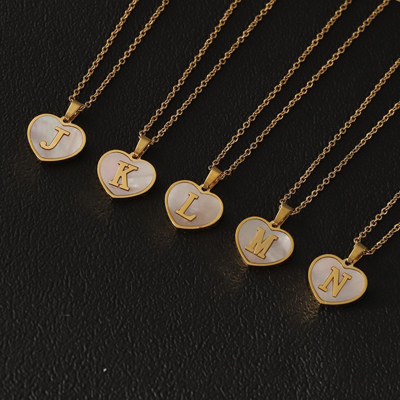 Europa y América 18K oro amor clavícula cadena de las mujeres de acero inoxidable corazón blanco madre colgante 26 letras titanio acero collar