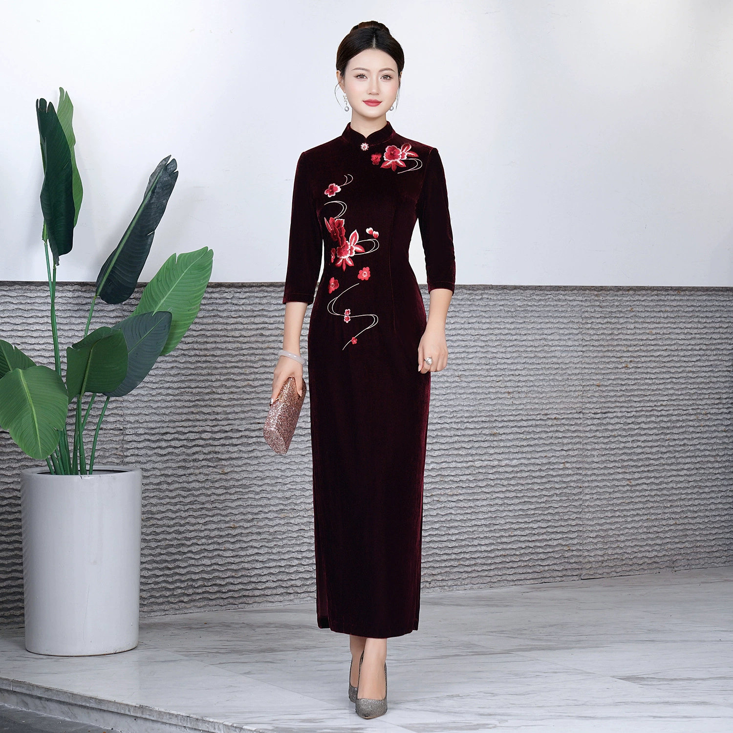 Новый листинг бархатный чонсам 2024 осеннее банкетное платье длинная свекровь мама платье женская юбка оптом