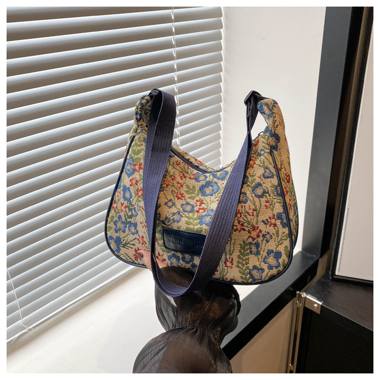 Popular fashion, simple, large-capacity printed trend 2024, fashionable patchwork canvas single-shoulder bag, small square bag, women's bag, trendy undefined