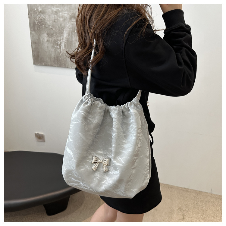 Large-capacity, elegant commuter tote bag, bow single-shoulder bag, distinctive pleated crossbody bag, 2024 new style bag trend undefined