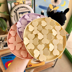 花びらの形の犬はパッドを舐めます。丸いペットはパッドを舐めます。
