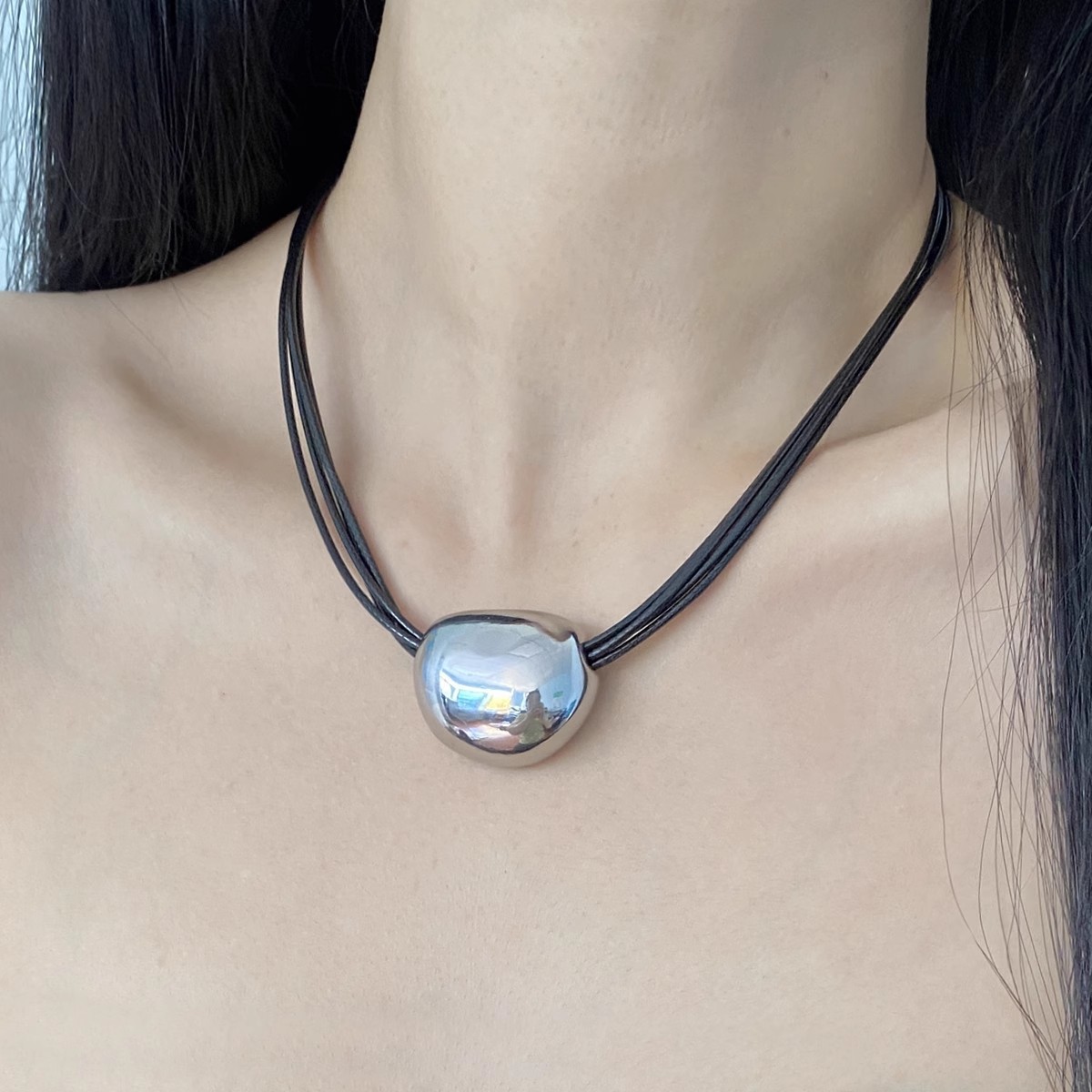 多层皮绳金属椭圆吊坠项链女韩版简约时尚百搭锁骨链轻奢高级颈链