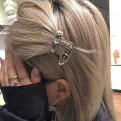レトロなクロ心の冷たい風は古いヘアピンのクロスをします。