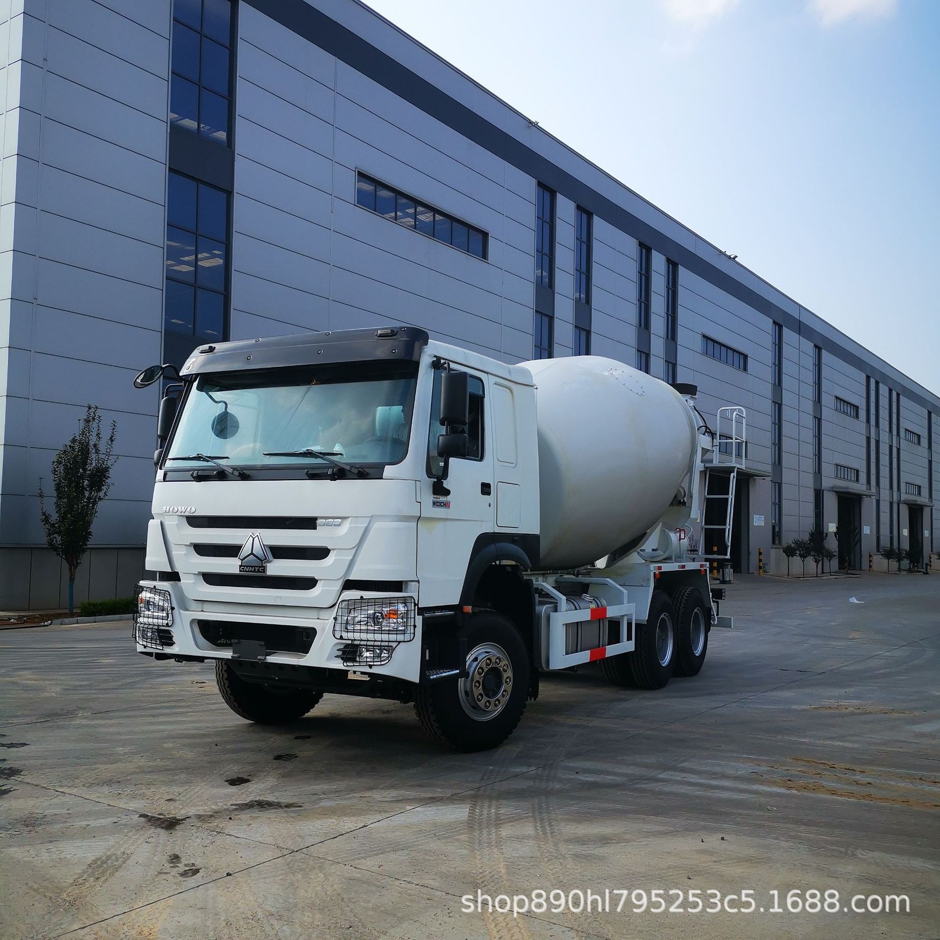 Exported to Africa: Sinotruk Howo 371/375 Horsepower Rear Eight-Wheel Mixing Tank 8*4 Concrete Mixer