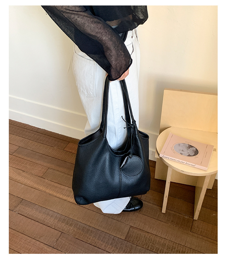 Large-capacity bag for women's summer, 2025 new style fashionable retro shoulder bag, textured tote bag for class and commuting undefined
