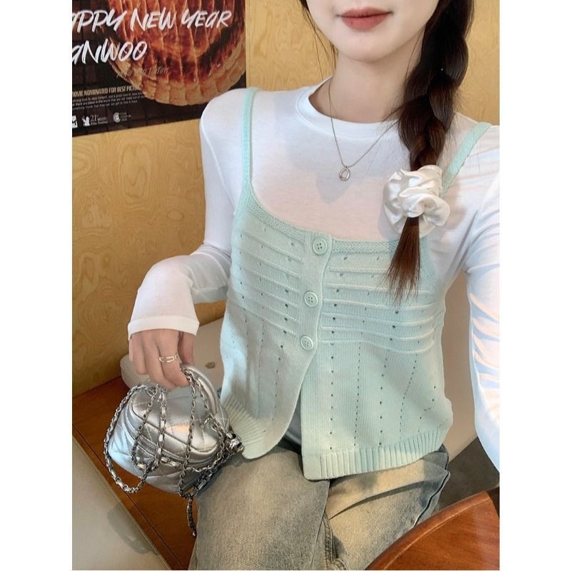 Camisola pequeña corta de punto hueco verde claro para mujer a principios de primavera, ropa exterior apilada, blusa de reducción de edad dulce