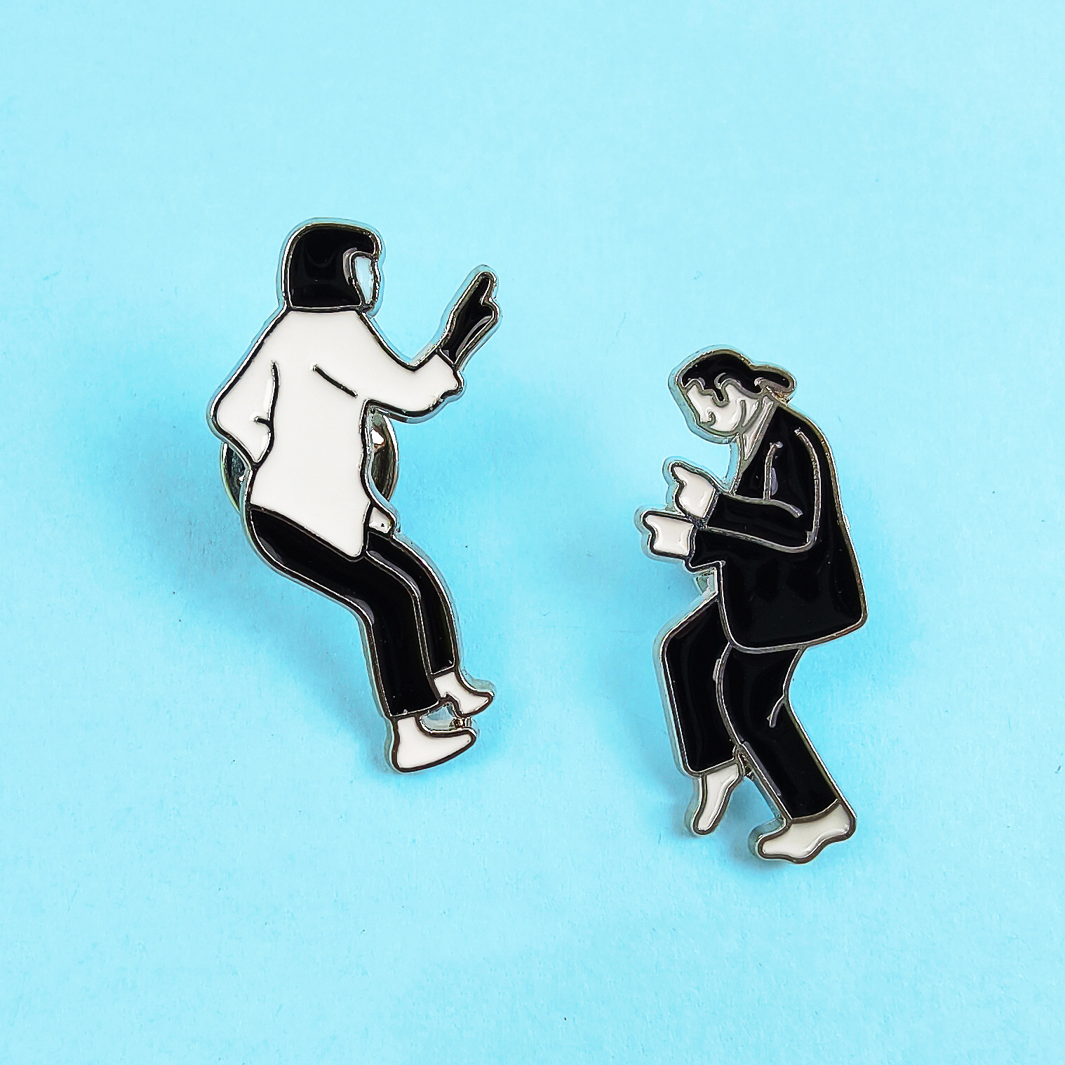 Broche de metal de personajes periféricos de películas transfronterizas, ropa de hombre en blanco y negro simple creativo, mochila, accesorios, collar de insignia