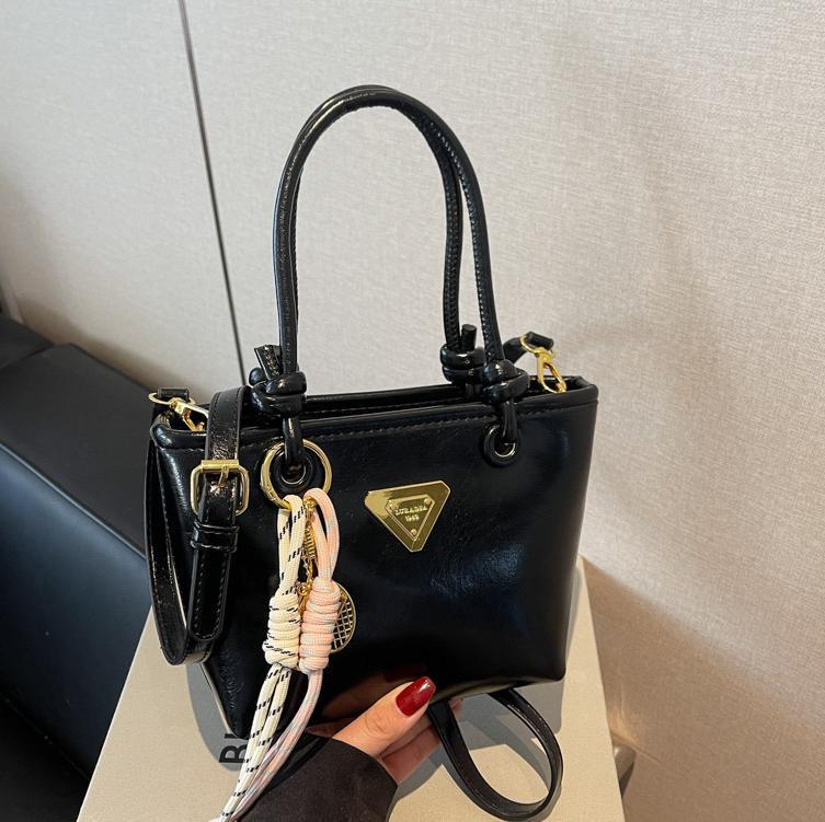 Bolso de mano simple de estilo extranjero para mujeres 2025, nuevo bolso de cubo de alta calidad, bolso de hombro casual simple