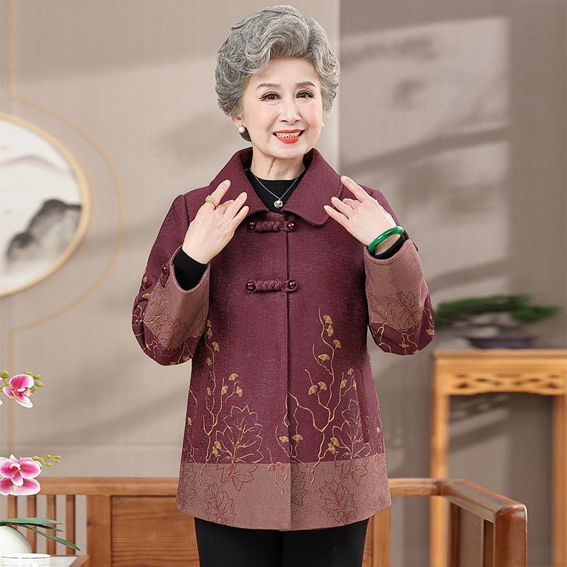 中高年の秋服の女性コートのおばあさんはゆったりしています。|undefined