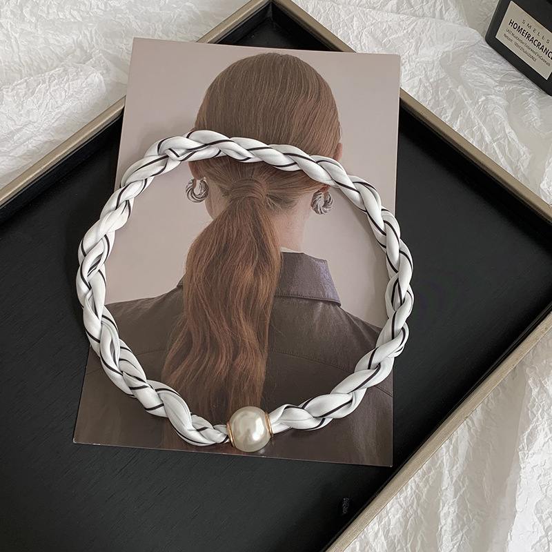 Pañuelo de seda con collar de perlas tortas Primavera y verano Nuevos productos Temperamento de moda Decoración multifuncional Pañuelo de seda con hebilla magnética para mujer