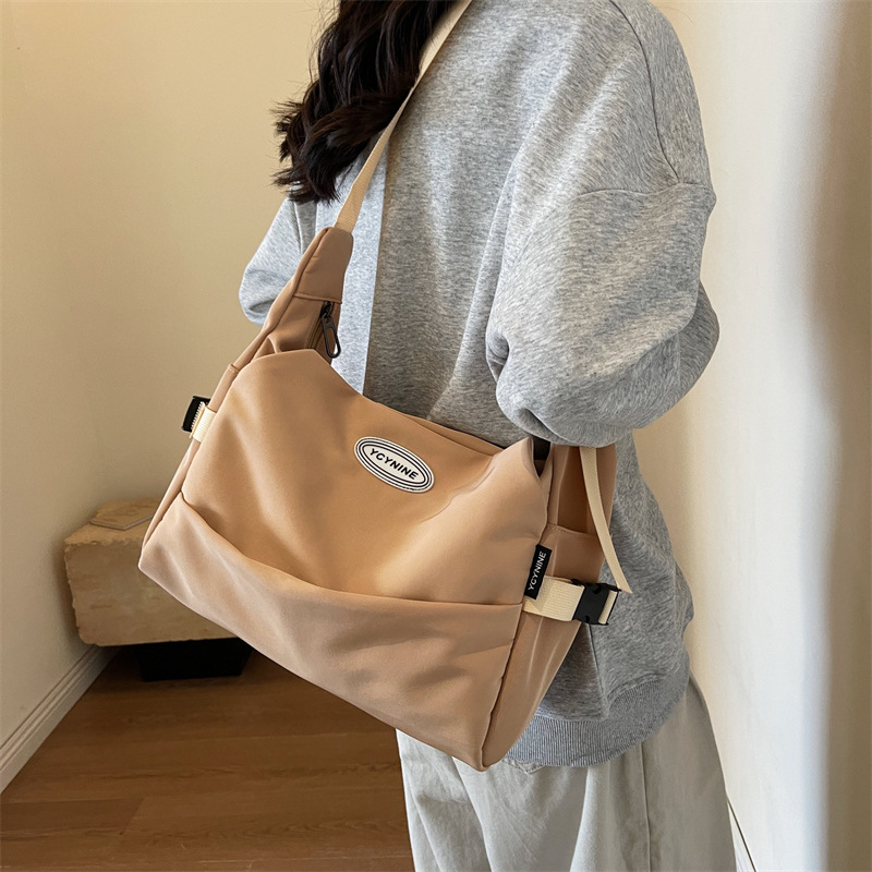 郵差斜跨包女新款ins簡約百搭休閒大容量大學生上課通勤單肩包男