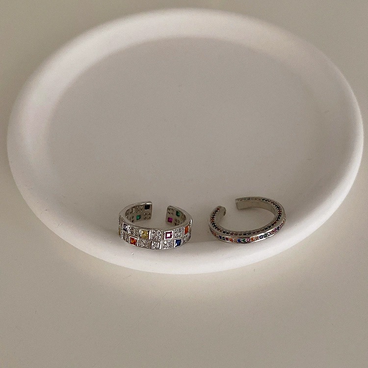 Bague élégante et légère en zircon coloré à damier pour femme, ornée d'un motif à facettes._voghion.com