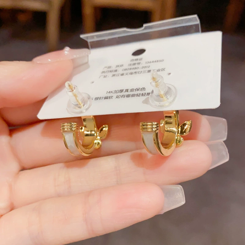 Модные металлические серьги дизайна, серебряная игла, корейский стиль, тренд сезона, образец серебра 925, стиль легкой роскоши