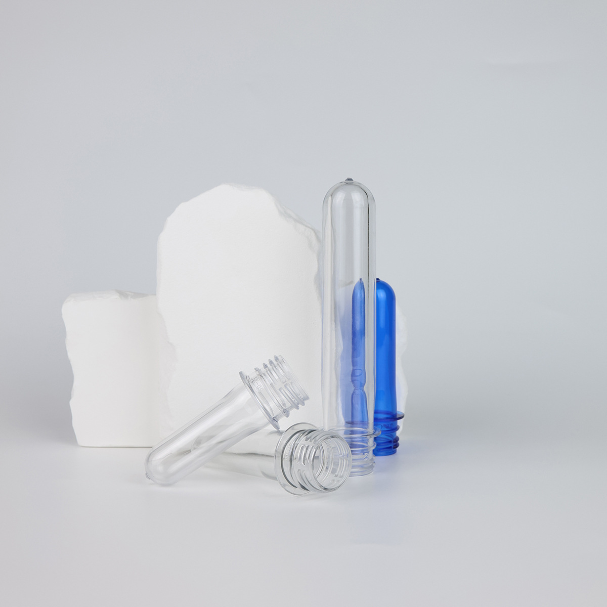 Proveedores al por mayor 28mm / 1810 botellas en blanco de grado alimenticio PET botellas en blanco de bebidas minerales botellas en blanco de nuevo material de producción