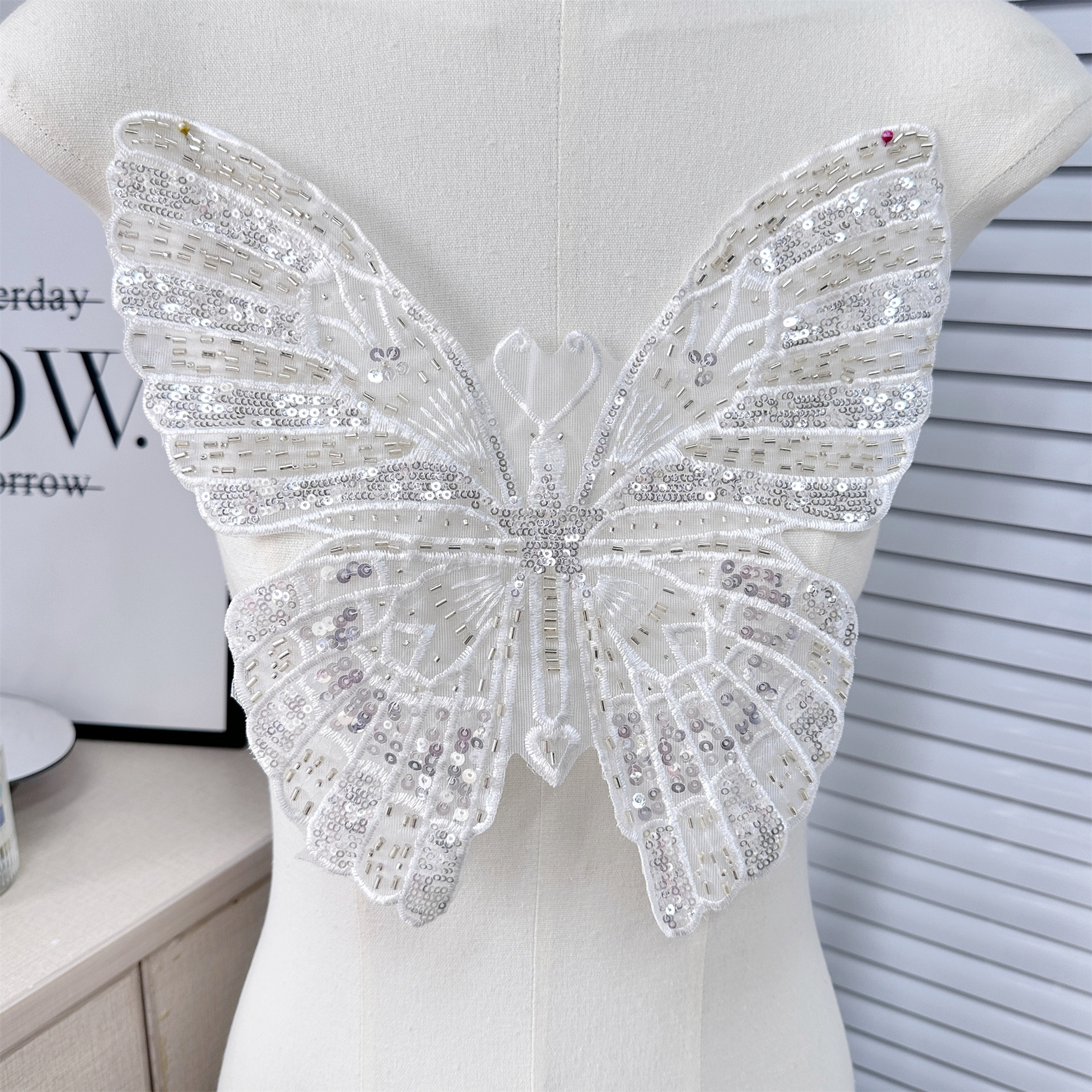 Venta caliente de malla blanca mariposa bordada pegatinas de tela vestido de ropa DIY parche decorativo Accesorios apliques Accesorios image 6