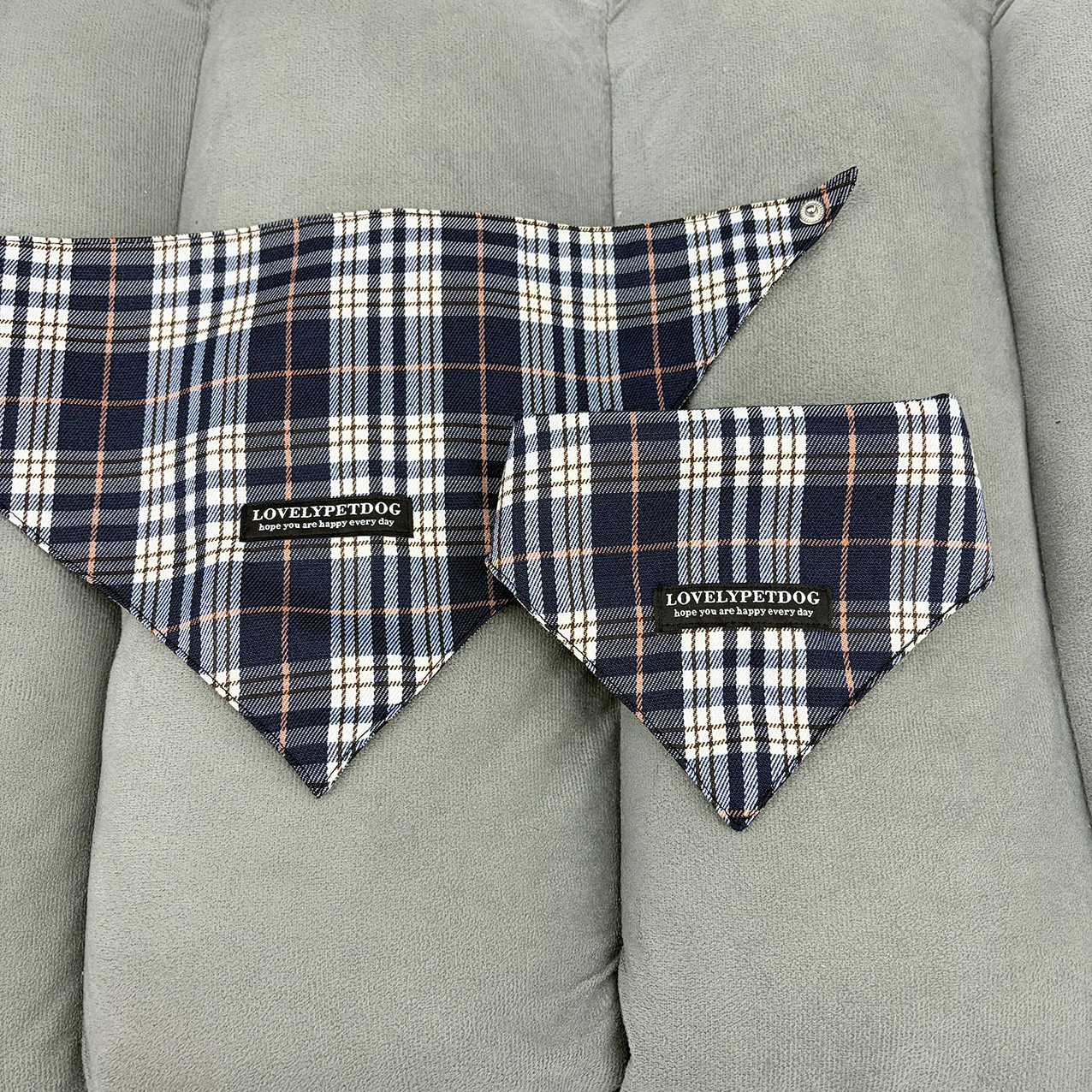 深蓝色格纹三角巾 / S-小型 脖围 （20-31cm）