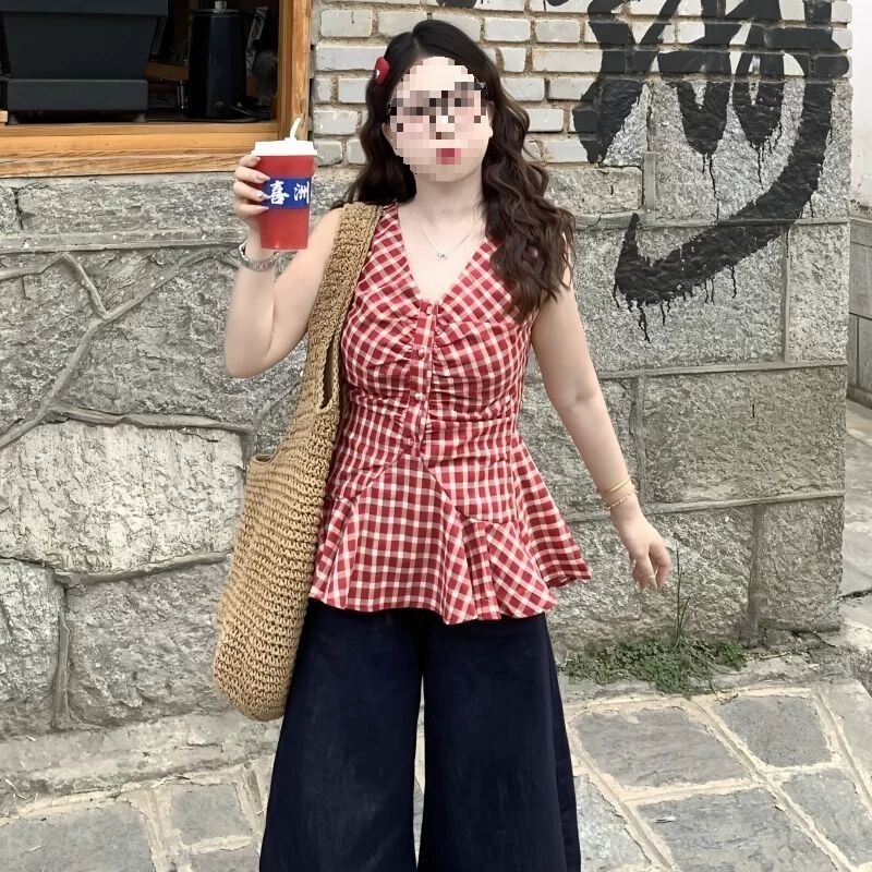 Summer Slim-Fit Sleeveless Shirt for Plus-Size Women, New Style with Ruched Plaid Design Summer Slim-Fit Sleeveless Shirt for Plus-Size Women, New Style with Ruched Plaid Design