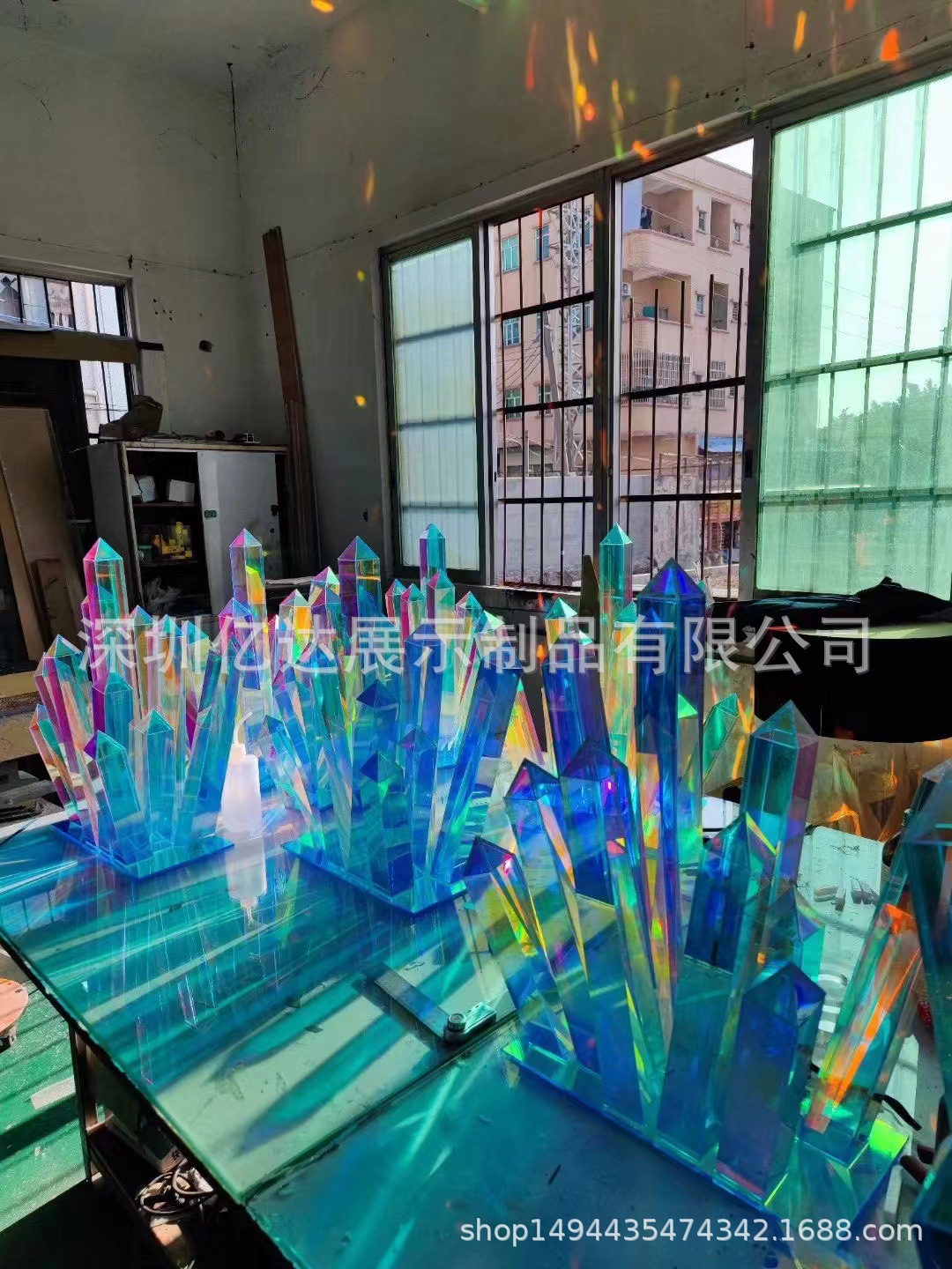 镭射炫彩亚克力板渐变加工七彩异形幻彩水晶柱盒子婚礼展览会