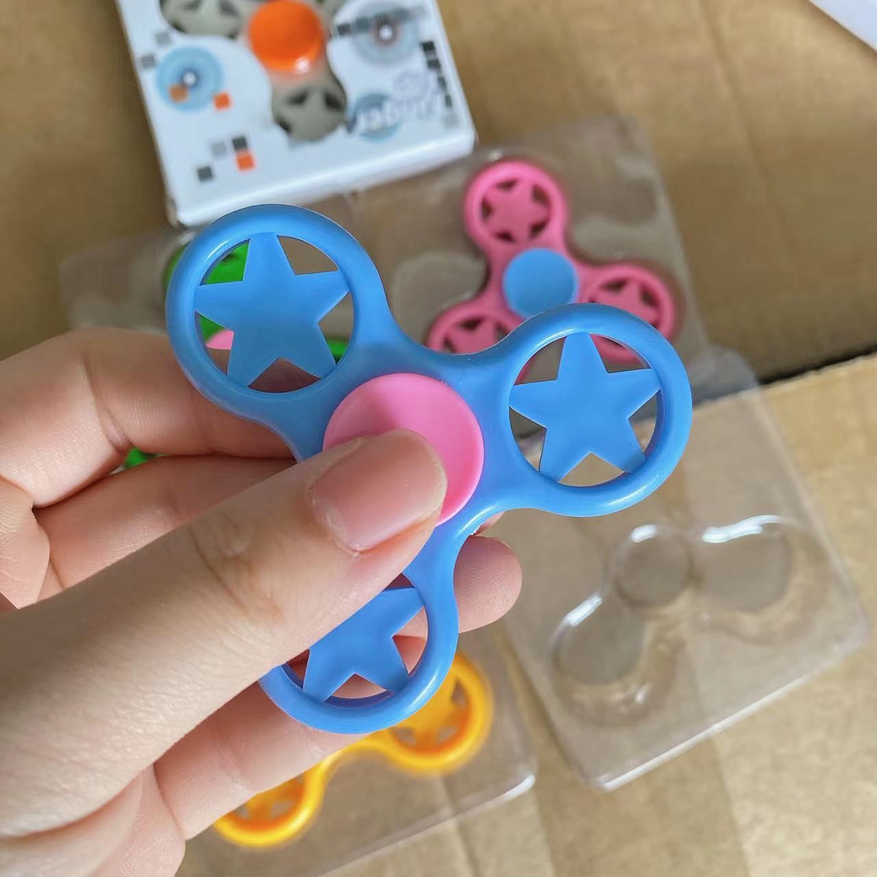 TikTok mismo estilo nuevo creativo de tres hojas dedo giroscopio descompresión regalo creativo tienda departamental al por mayor