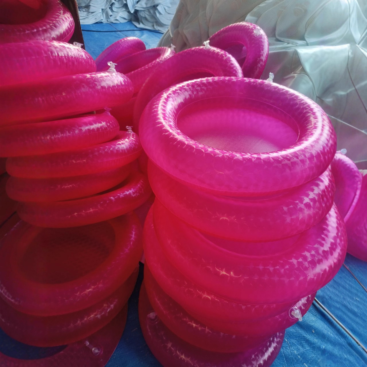Inflatable portable floating water dish for drinks, fruits, sand, outdoor camping, food storage, and picnics.