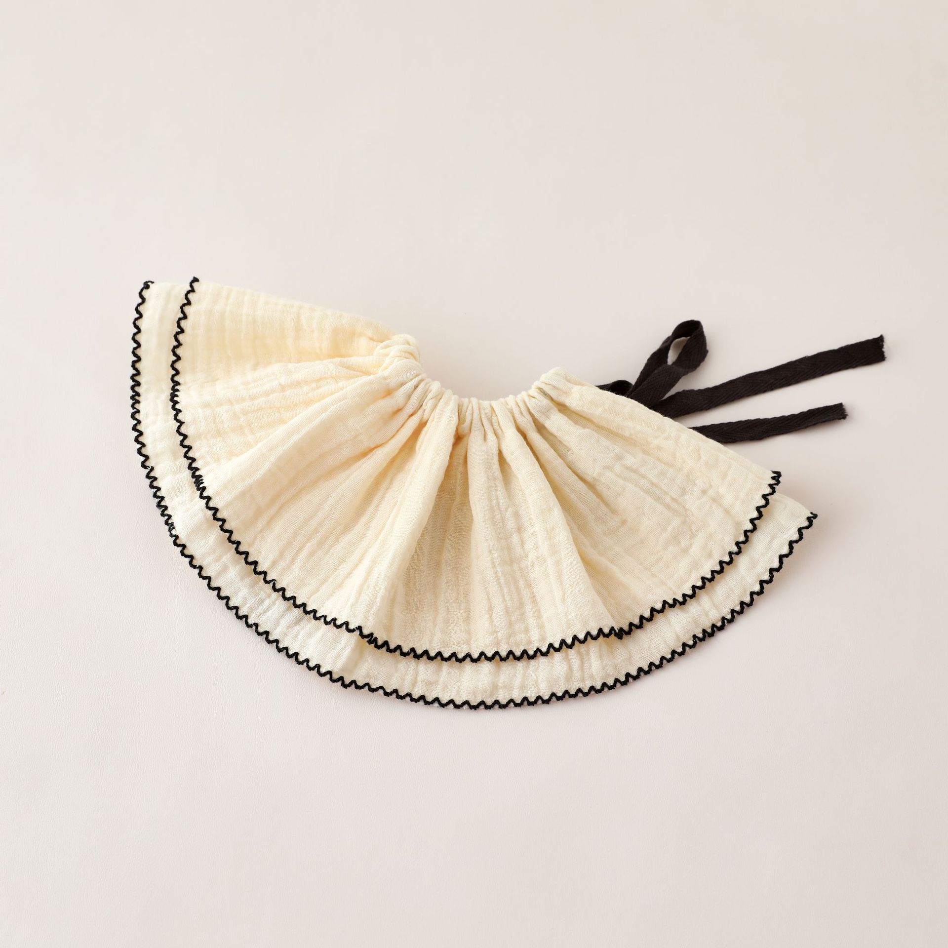 Cute lace saliva towel off-white and black