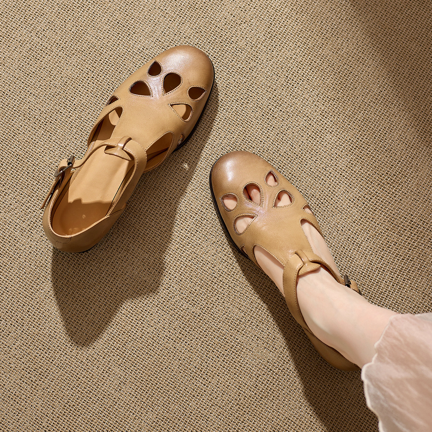 Sandal nữ da bò đục lỗ quai chữ T cổ điển, mũi kín gót bệt — màu nâu