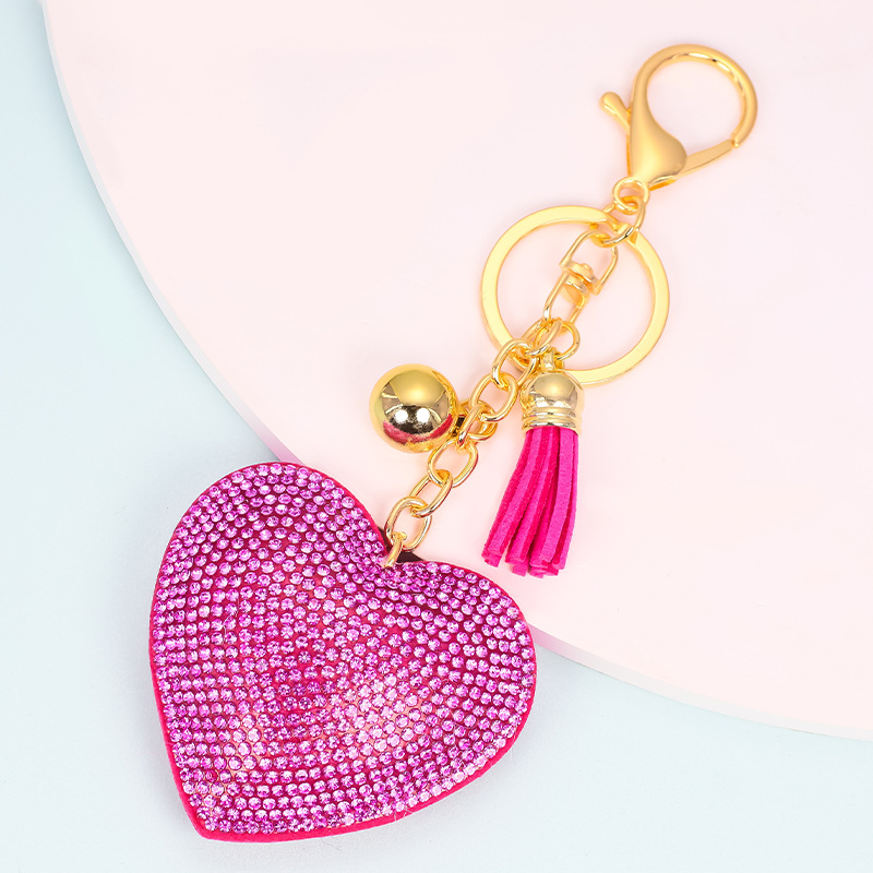 Venta caliente transfronteriza terciopelo coreano diamante color sólido amor corazón pelo bola llavero colgante bolso de las mujeres accesorios personalización