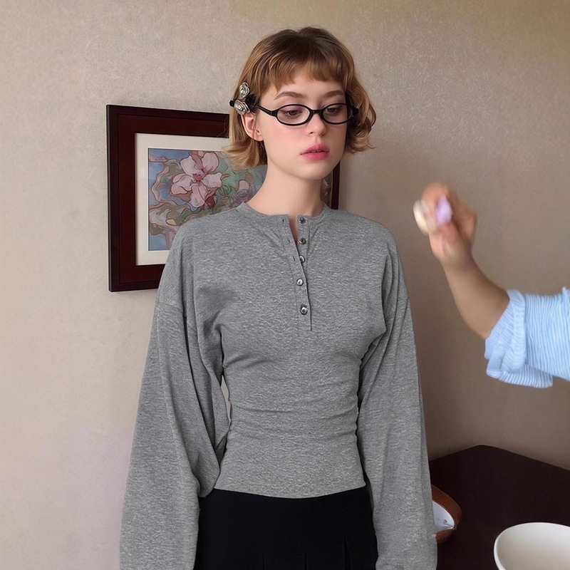 American Retro Gray Henley Collar Large Sleeve T-Shirt for Women in Autumn and Winter with Asymmetrical Waist and Slimming Look Inner Layering Top American Retro Gray Henley Collar Large Sleeve T-Shirt for Women in Autumn and Winter with Asymmetrical Waist and Slimming Look Inner Layering Top