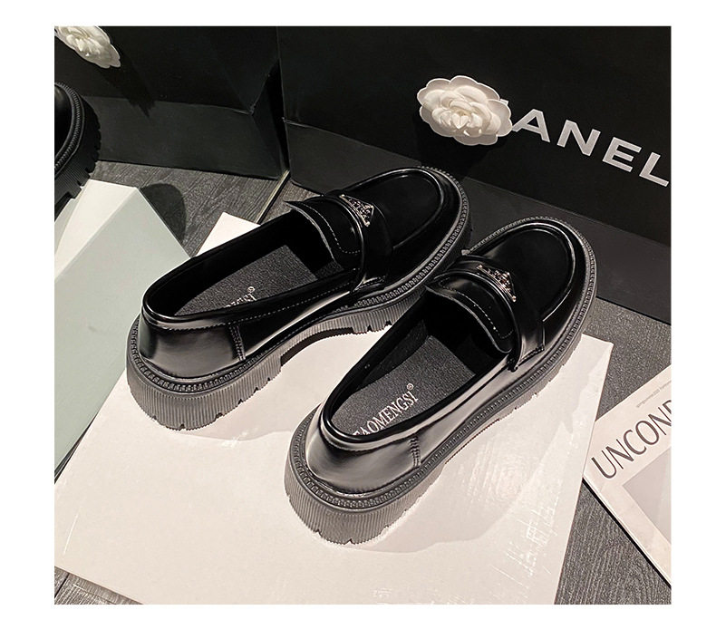 Giày lười nữ mũi tròn đế cao gót vừa 3–5 cm, da lìa logo tam giác — Màu đen chi tiết 19