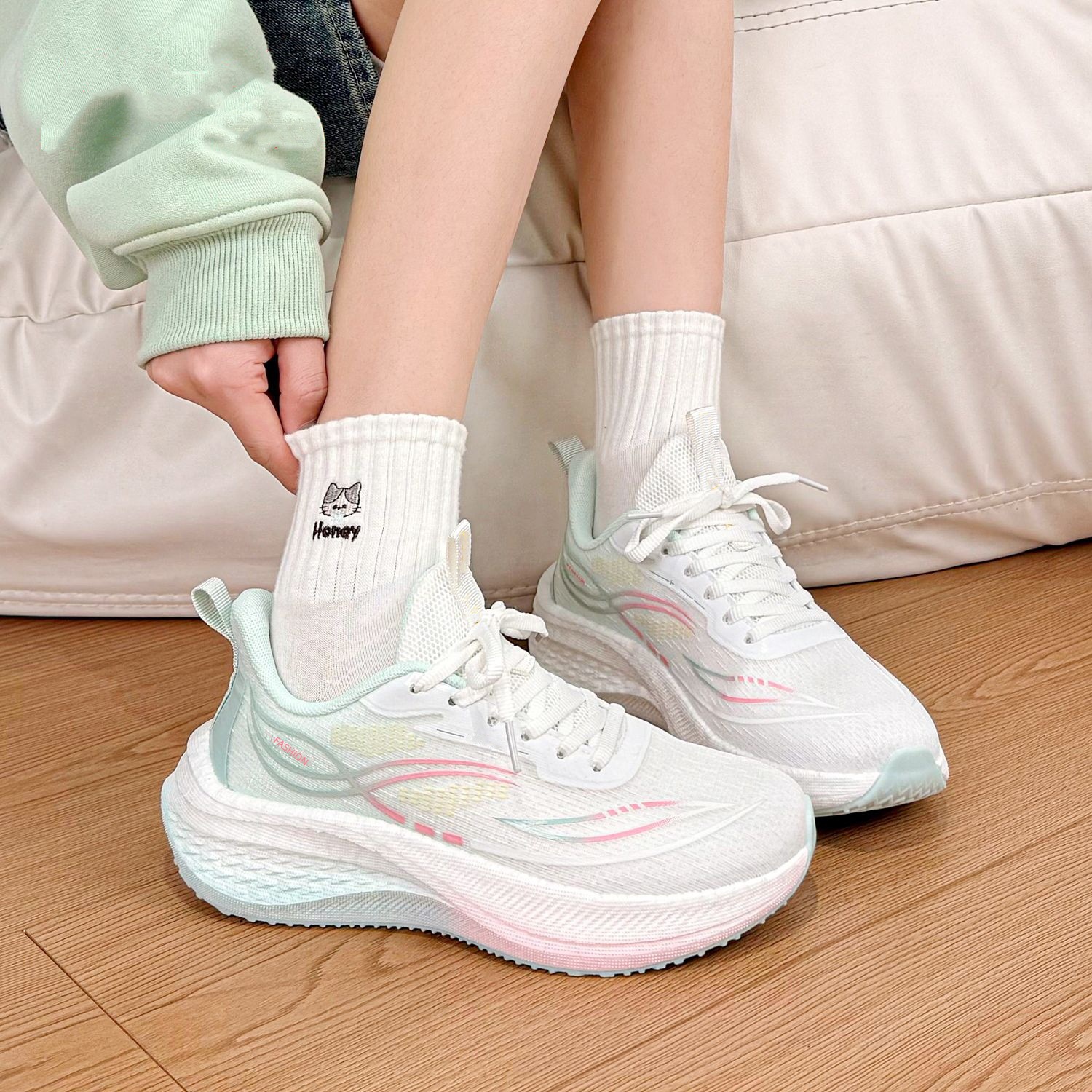Breathable lightweight sports summer running sneakers for leisure…