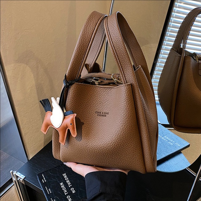 Bagos de cubo de nicho de alta calidad bolsos de mano para mujeres otoño 2025 nuevo paquete de cestas de hombro para niños bolsos de mano