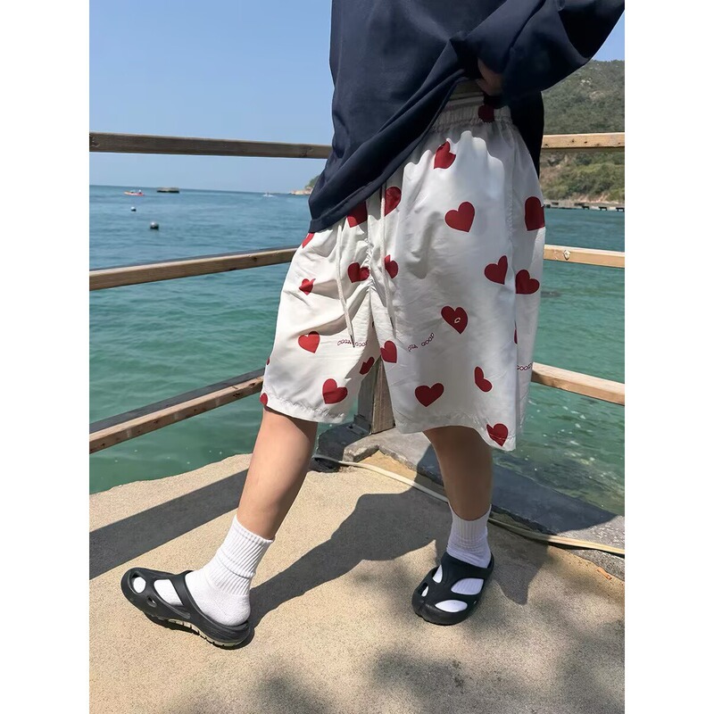 American-Style Heart-Print Drawstring Wide-Leg Shorts for Men and Women, Loose-Fitting, Breathable, Straight-Cut Shorts for Autumn and Summer, Suitable for Sports and Casual Wear
