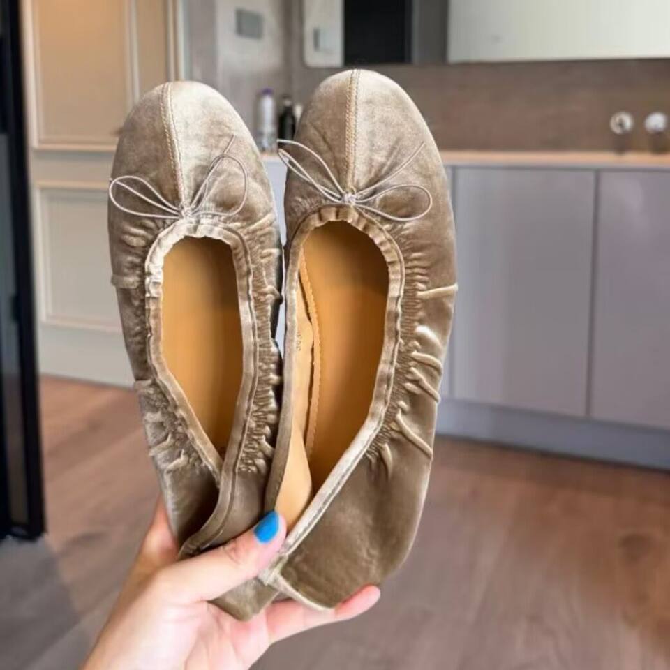 Giày búp bê Mary Jane đế bệt mũi tròn thắt nơ, chất liệu nhung, gót thấp dưới 3 cm — Màu sô-cô-la, Vàng cổ điển