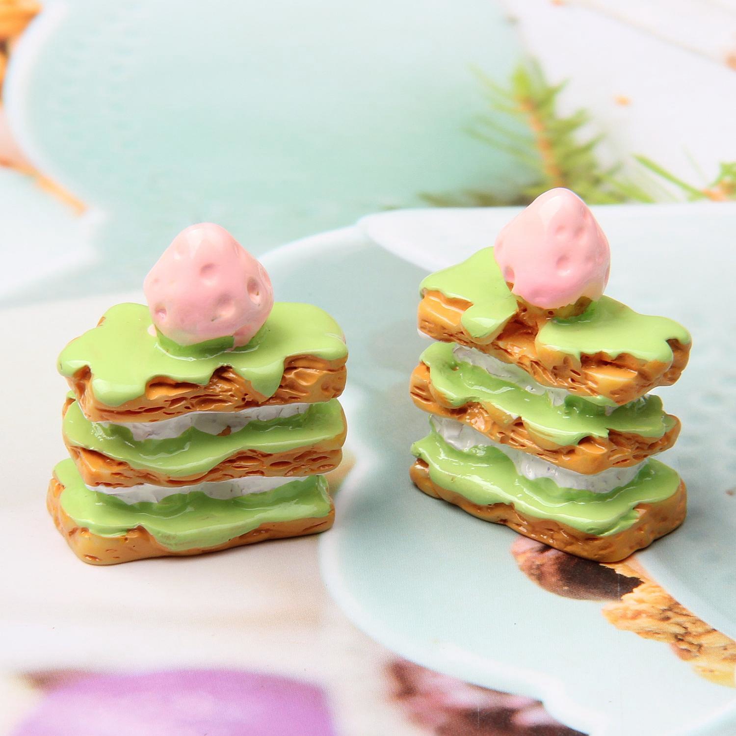 Resina Napoleón Strawberry Cake Food Play Wholesale Dessert House Adornos Food Play Diy Pendientes de gel de crema Accesorios