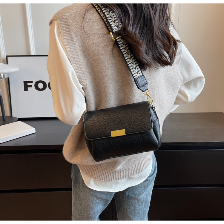 Women's Small Pu Leather Solid Color Streetwear Square Magnetic Buckle Shoulder Bag Crossbody Bag display picture 5